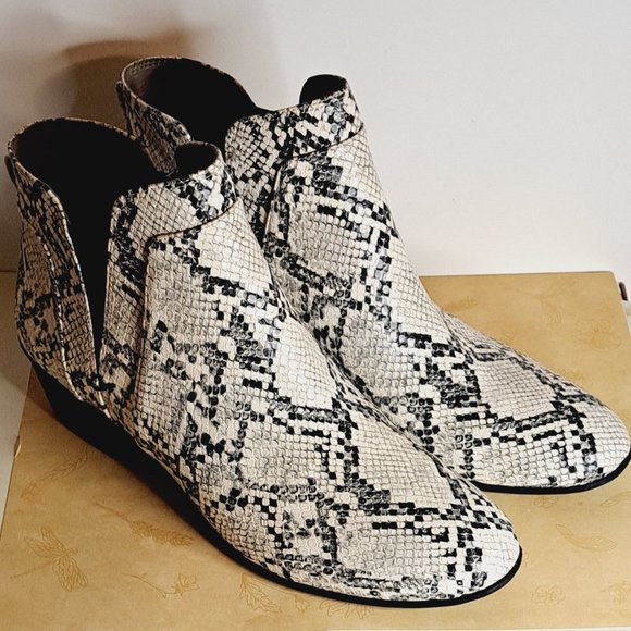 Sam Edelman Shoes - Circus by Sam Edelman Pipper Ankle Booties sz 9